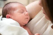 看女兒嘔吐以為被食物噎住　送醫才發現吞下「鈕扣電池」食道已燒破！
