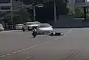 快訊/南臺科大外驚傳車禍！他自撞噴飛掉地　機車卻自駕前衝…對向騎士遭撞摔車
