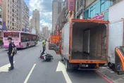 快訊/違停路邊下秒遇死劫！物流司機下車「碰一聲挨撞」…頭冒血搶救不治