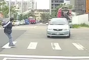 影/移動式神主牌台中出沒！這駕駛「不禮讓行人又逆向」衝上人行道罰單金額曝