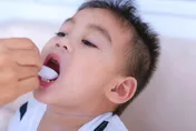 孩子怕苦　藥混飲料比較好餵？「4個兒童常見用藥觀念」家長都錯了！