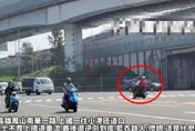 高雄雙載夫妻驚險穿越車陣秒變「逆向戰士」　網友狠酸「神操作」