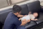 光屁股小童是誰家的！警沿途廣播尋粗心家長　買尿布充當奶爸幫換