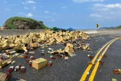 快訊/台2線濱海公路78K「聯結車自撞」！綠茶散落一地　剩單線通行