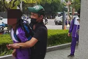 可怕阿北熊抱放學男學生　大家驚逃！警進門逮捕、他呼呼大睡