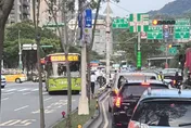 快訊/北市信義路公車擦撞機車　機車女乘客被後方公車捲入受傷送醫