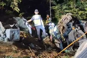 快訊/國3南下123K後龍路段砂石車翻落邊坡！駕駛命危送醫搶救中