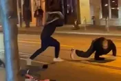 影/「蛇」扯！男與路人爆衝突　竟拿寵物蟒當皮鞭狠打