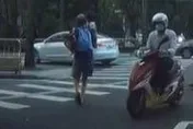 中年男抱孩子硬闖紅燈！「還差點被車撞」　他怒轟「皇帝行人」