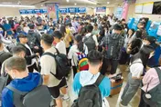 金門濃霧機場停擺！88赴台考生困機場　縣府緊急派船疏運