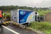 影/驚悚！貨車打滑撞斷電線桿　害騎士遭電線絆倒噴飛20m