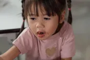 小孩「含飯不吞」是「1發展有問題」！久會影響口語表達能力