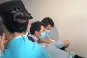 影/廈航傳色機師「潛入女廁偷拍」空姐　當場被抓包下場慘了