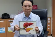 她胃痛全身超癢！皮膚變黃「尿出烏龍茶」醫一看：狡猾罹「癌王」