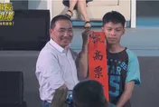 影/只為見「侯總統」一面！　19歲學生從澎湖飛來送「高票當選」紅聯　侯友宜反應曝光