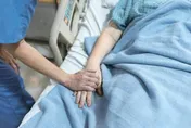 加護病房見「阿嬤病床起身」　護理師驚呼：她幾天前已過世