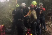 快訊/飛龍瀑布溯溪被沖走！5人受困峭壁「全數獲救」　傳1死4失聯搜救中