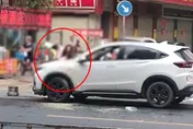 影/「520被無縫接軌」！女子當街爆氣咒罵　舉滾燙熱粥怒潑渣男車