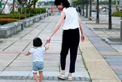 牽1歲多愛女走在高雄夢時代大道　李明璇吐「這句話」網超感動