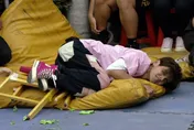 「小小翔」遭重壓！阿翔表情猙獰當場倒地…痛苦求饒畫面曝光