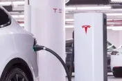 充電規格大戰白宮也服輸！美2大車廠投靠特斯拉、股價連11漲