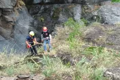 屏東飛龍瀑布溯溪團2死3失聯　卡山壁罹難者吊掛下山