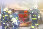 影/嘉市某住宅大樓火警！5人一度受困　警消出動雲梯車「破壞鐵窗」通通救下