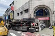 影/北市水泥預拌車失控翻覆　水泥傾瀉而出駕駛受困
