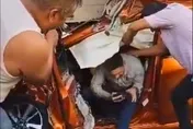 影/真命大！小客車慘被大車壓扁　駕駛竟毫髮無傷走出來
