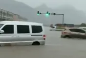影/「車都要浮起來了」！雨彈狂轟廣西桂林　多地淹水371間學校停課