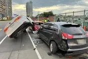26歲男凌晨駕車恍神衝撞孤翹輪　路邊停車格3車無辜遭波及