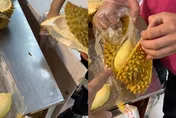 影/「鬼手」全都錄！揭店家剝榴槤殼趁機偷肉　網怒：買3房到家只剩2房