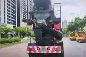 影/千萬不要與大車併行！預拌車視線死角驚悚擦撞機車　女騎士險遭捲輪下