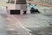 影/救護車載病患鳴笛闖紅燈　機車騎士被擊落骨折送醫