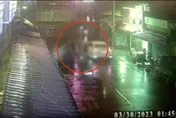 影/新北情侶半夜路邊吵架　運將路口等紅燈無故遭殃被扁