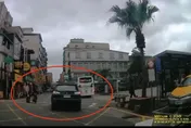 影/警車也不禮讓行人！瑞芳警車無視斑馬線行人　分局：開單兼懲處！