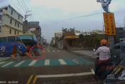 影/逃命畫面曝光！3少女併排騎　遊覽車撞擊！她翻滾兩圈爬起來