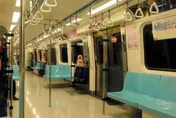 捷運車廂變健身房！三名外籍男吊單槓比賽　乘客氣炸無人處理