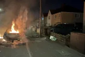 影/2男孩疑遭警車追捕撞車亡　威爾斯民眾不滿警方卸責上街示威釀暴動