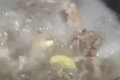 人肉羊肉爐3/狠老闆將分屍碎塊煮羊肉爐　饕客吃下肚慘成「滅證」幫兇