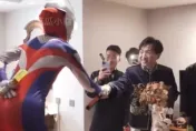 影/懂尪的最愛！新娘結婚不穿白紗變身「鹹蛋超人」　新郎迎親一看傻眼又感動