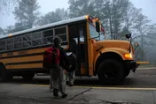 放學驚魂記！美國中學校十字路口撞上油罐車　車上18名師生緊急送醫