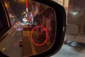 影/街頭行乞手走路！善心國中妹給包子、500元　他抽走紙鈔下秒站起來了