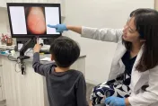 高清無碼照曝！爺幫愛孫理髮「1根頭髮」刺入腳底　金孫痛到哇哇叫