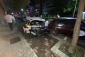 影/未禮讓直行！高雄凌晨2車相撞「路旁車輛遭殃」　2駕駛受傷送醫