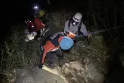 影/南投合歡溪暴漲4人受困　救難人員漏夜救援！驚險畫面曝