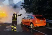 開到一半引擎燒起來！國1南下幼獅段火燒車　駕駛急停路肩逃生