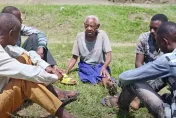 母胎單身百年！123歲「人瑞處女」想開了　拍片徵偶：找個男人給我