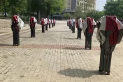 廣場驚見「無臉古裝軍隊」！晨運公嬤險閃尿　走近一瞧是「收好的棚架」
