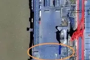還沒海試就裂了？航母福建號甲板現「詭異黑線」　陸媒闢謠：疑是「塗層龜裂或異物反光」